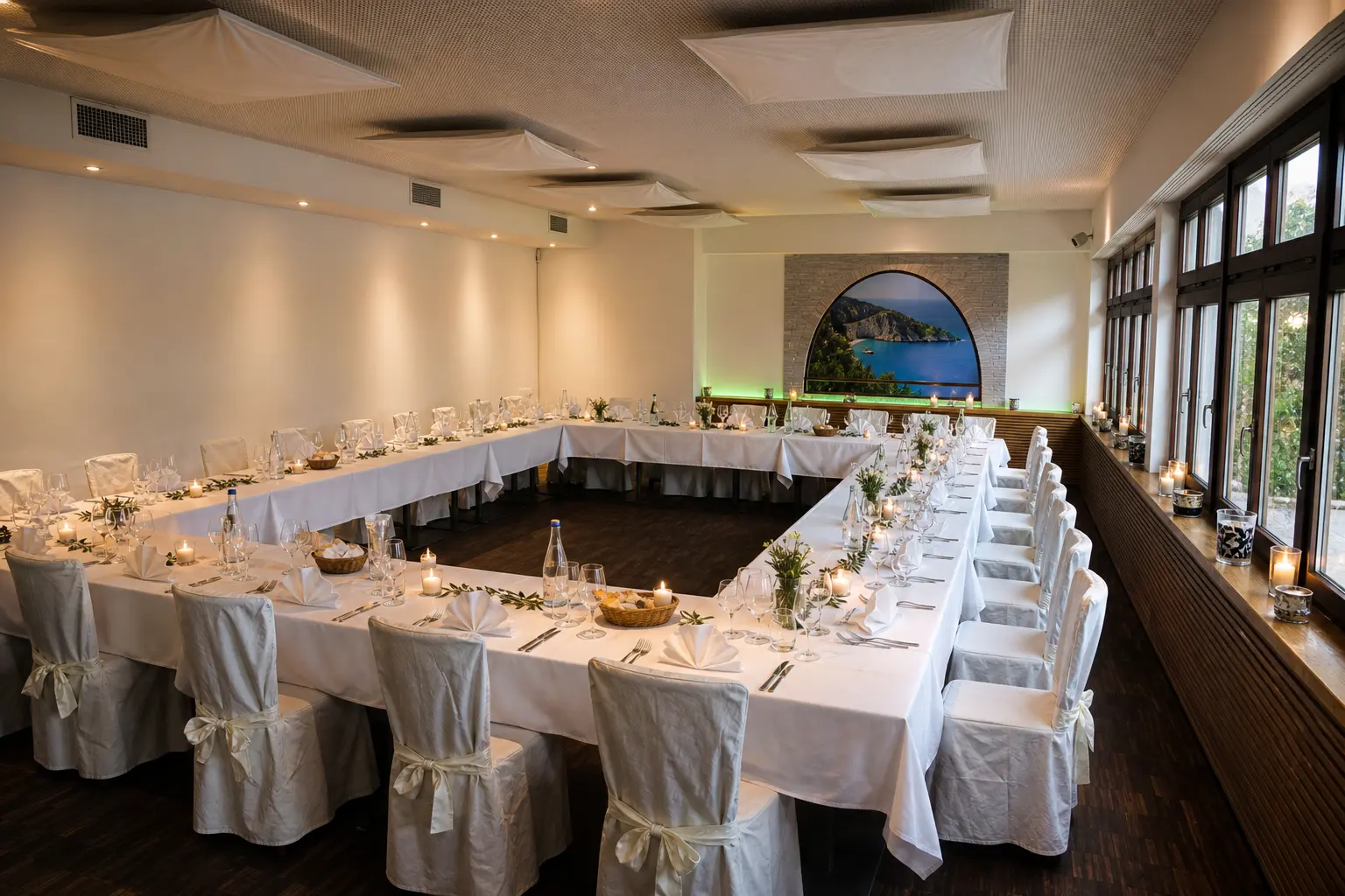 Festlich gedeckter Saal im Seehaus Friedberg.