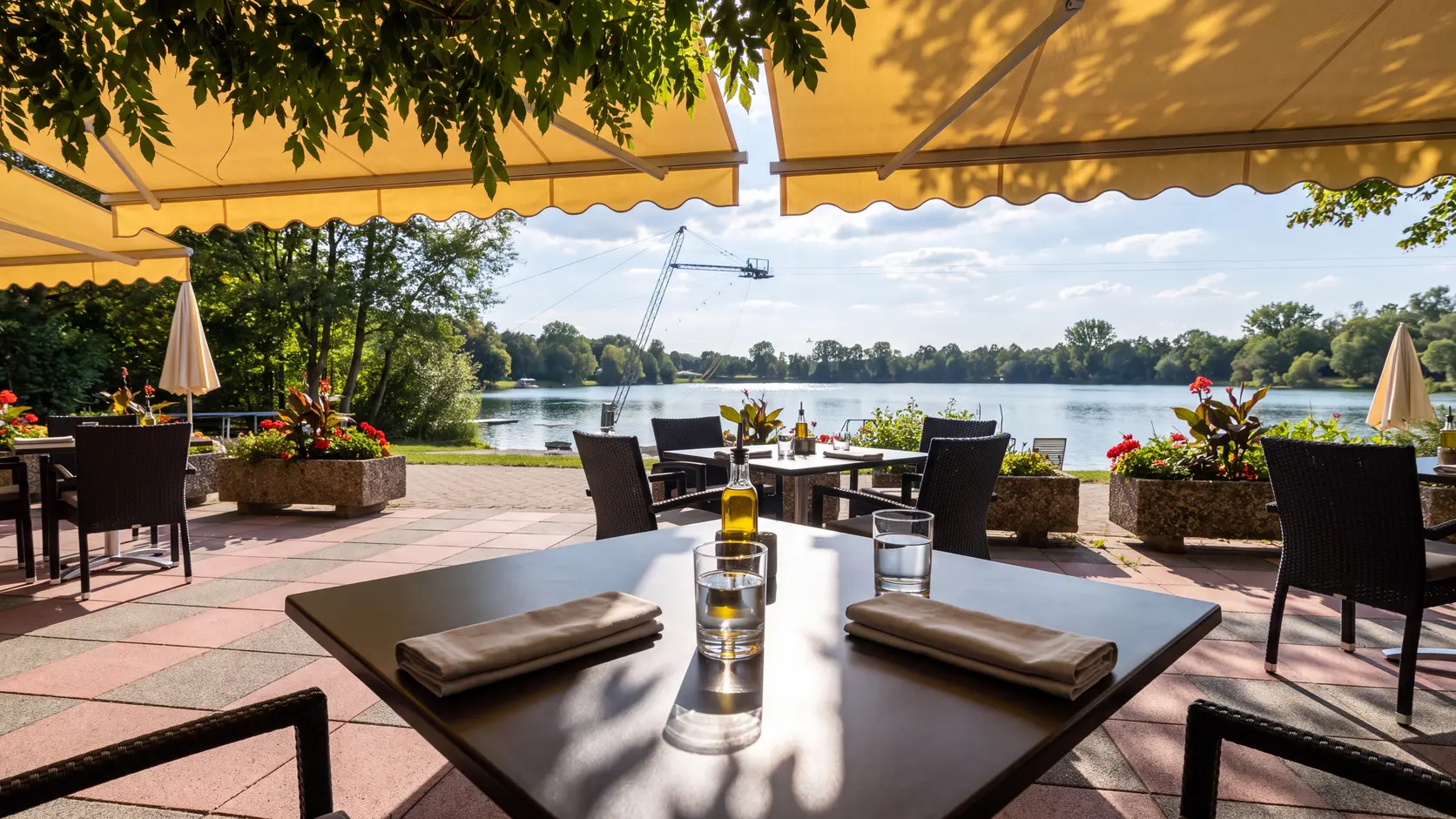 Terrasse mit Blick auf den Friedberger Baggersee.